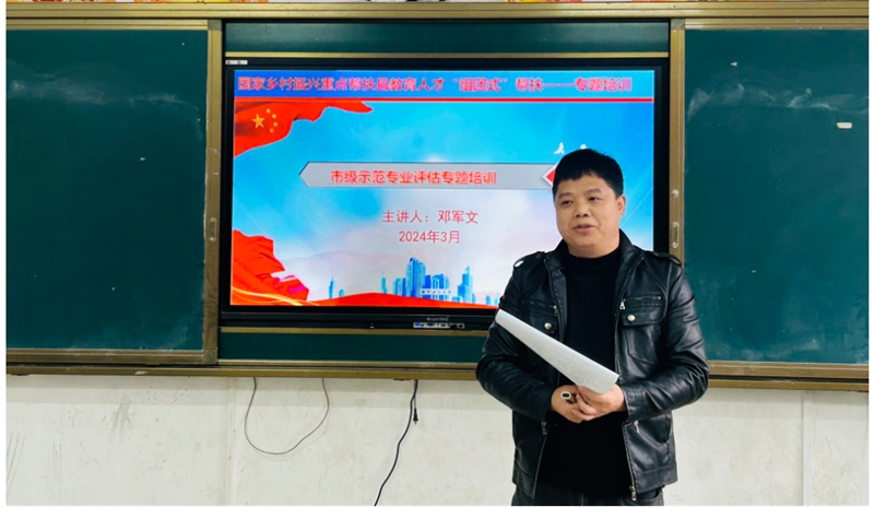 “组团式”帮扶教师邓军文。