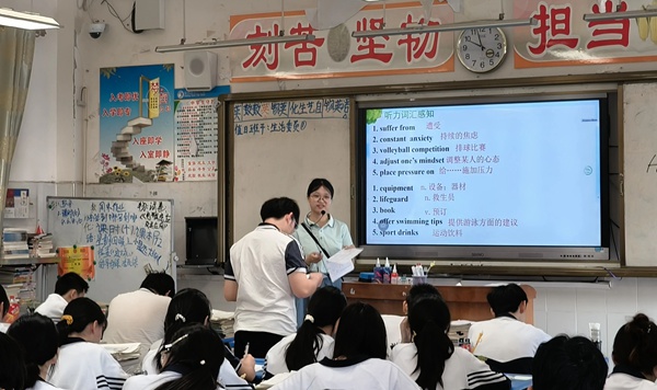 图为高州三中各学科骨干教师通过示范课开展深度教研