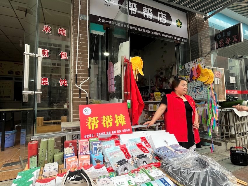 王玉明和她的“帮帮摊”。人民网记者 郭莹摄
