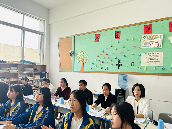 帮扶教师团队深入课堂进行课活动.