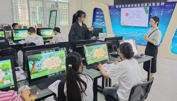 图为梁仙梅老师在电商课上授课