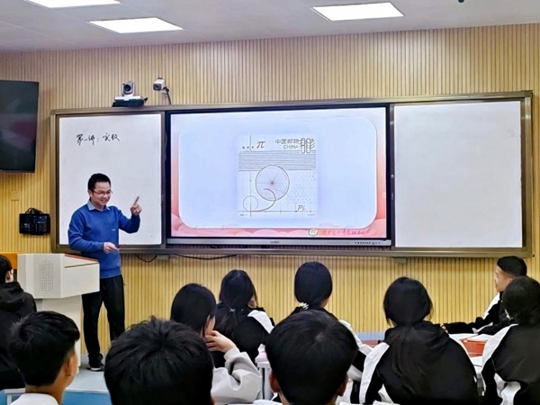 图为苏祥权与学生课堂的互动
