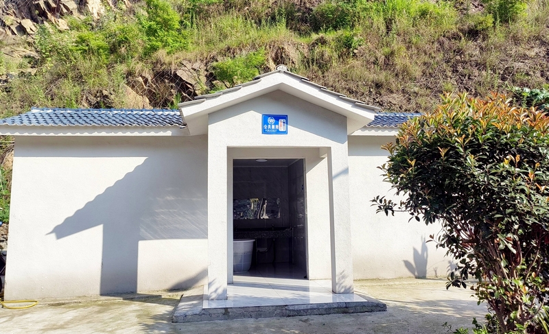 新建的公厕在阳光下投射出结构光影，干净卫生。刁苓沙摄