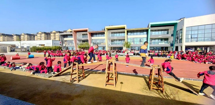 向阳花幼儿园课间活动。.jpg