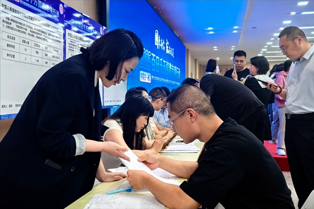求职者与用工企业交谈。王莹摄