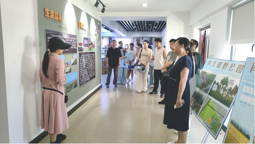 参观学习。乡城县委组织部供图