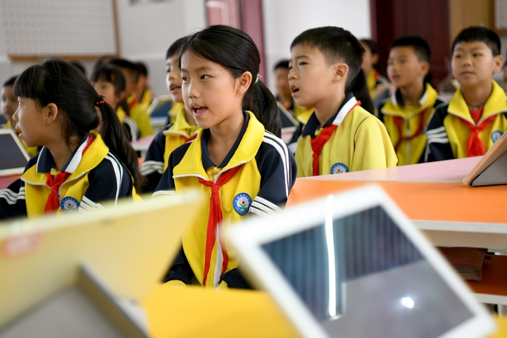 学生在借助平板电脑学习英语.JPG