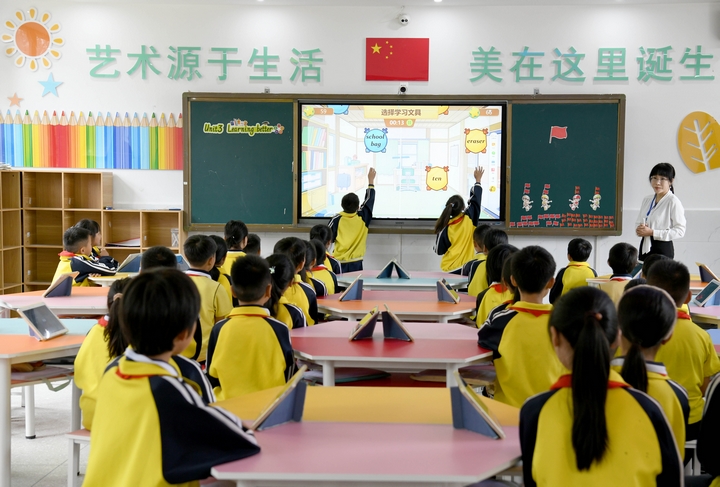 学生在学习英语.JPG