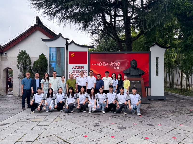 两校党委书记带领师生参观王若飞故居陈列馆。
