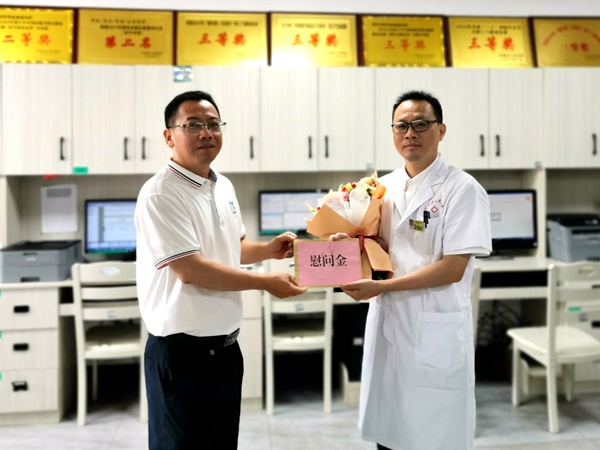 图为县粤桂办对杨来医生进行慰问