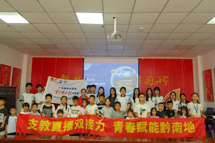 实践团师生与玉湖社区学生大合影。.jpg