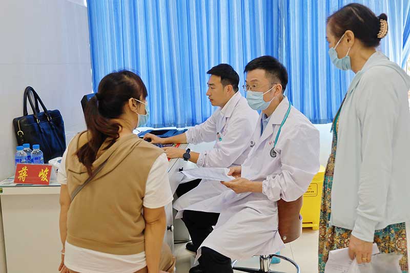 浙大二院的专家正在接诊。景东县融媒体中心供图