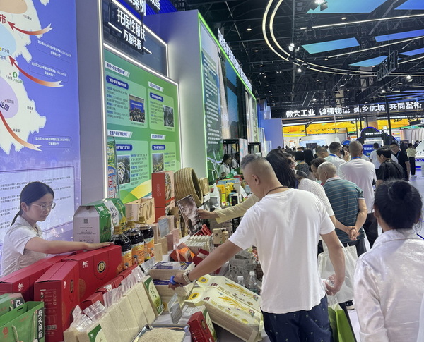 万源企业外出参展。冯津榕供图