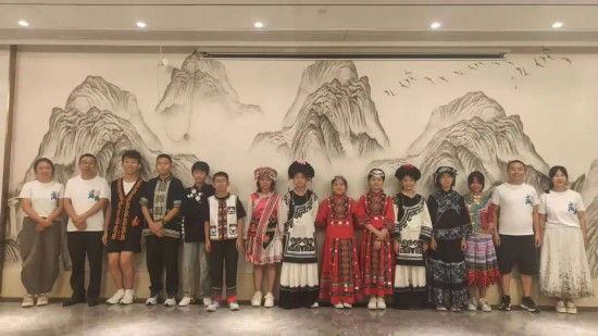 少数民族学生合照.jpg