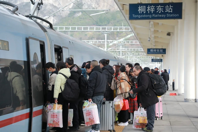 桐梓县与珠海市万山海洋开发试验区还建立起紧密的劳务协作关系，通过实地考察企业、提供维权保障、组织“点对点”高铁专列和包车输送等方式，连续三年帮助群众赴粤稳岗增收。.jpg