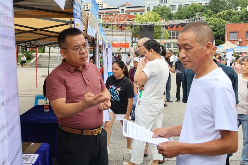 近期，2025年珠海·遵义东西部劳务协作专场招聘会（桐梓县专场）成功举行，来自珠海及本地的20余家企业带来上千个岗位，吸引众多群众咨询应聘。.jpg