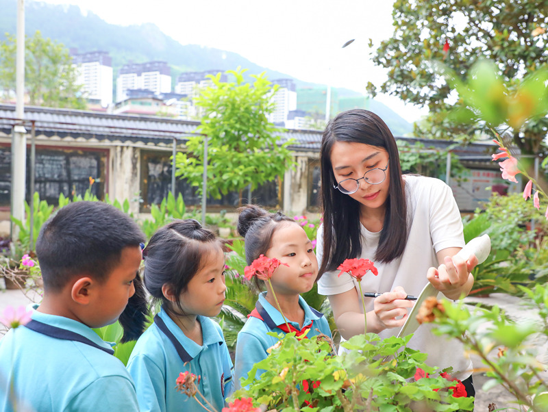 梁敏玲组织学生进行户外写生。