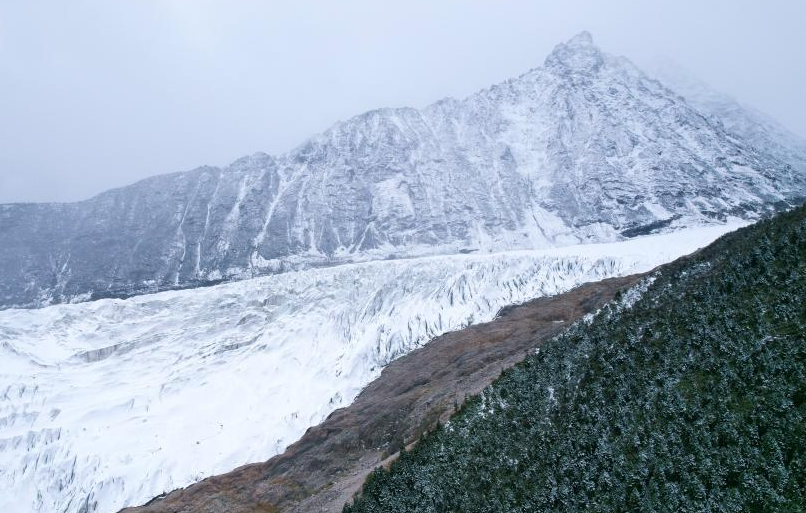 探访西藏嘉黎县依嘎冰川：尽显高原壮美