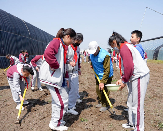 在兴和县智慧产业园区内研学的学生