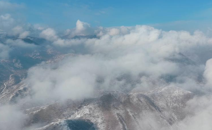 马牙雪山雪后若隐若现 壮美与温柔并存