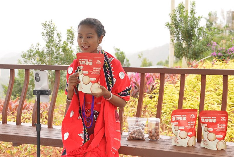 销售端搭建线上线下融合的销售网络,不断拓宽市场渠道。陈龙汝男摄