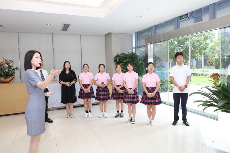 广电班学生在广电城市服务集团参观学习.毕节职业技术学院供图