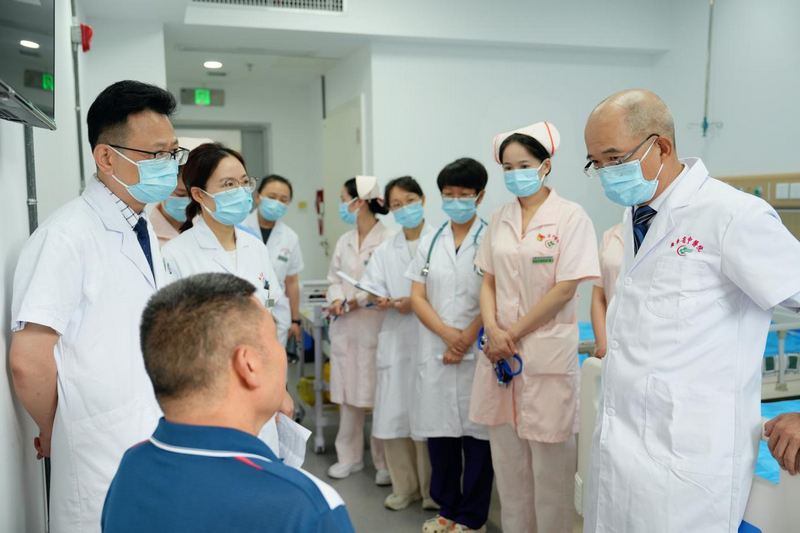 广东省名中医、广东省中医院心血管科大科主任邹旭到贵州医院科室查房。