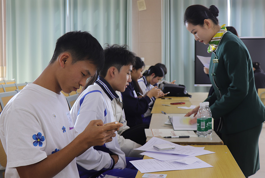 “蓝天筑梦计划”面试现场。李泽女摄