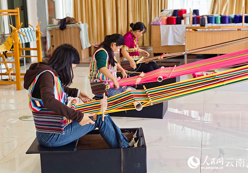 “织女”们编织独龙毯。人民网 尹馨摄