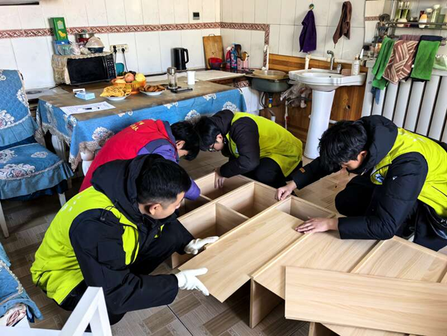 厦门大学志愿者为闽宁镇孩子安装书桌